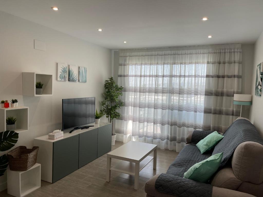 TV a/nebo společenská místnost v ubytování Amazing Duna Beach Seafront Apartament