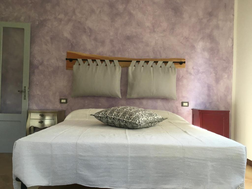 Vara SuperioreにあるA casa di Andre’のベッドルーム(白いベッド、枕付)