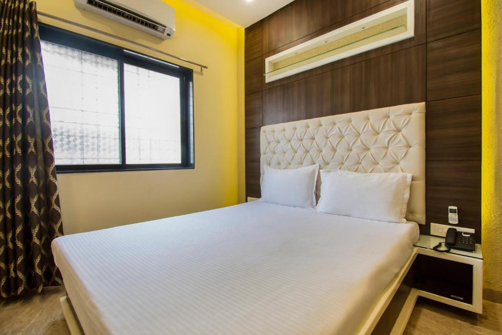 Postel nebo postele na pokoji v ubytování Aasra Lodge