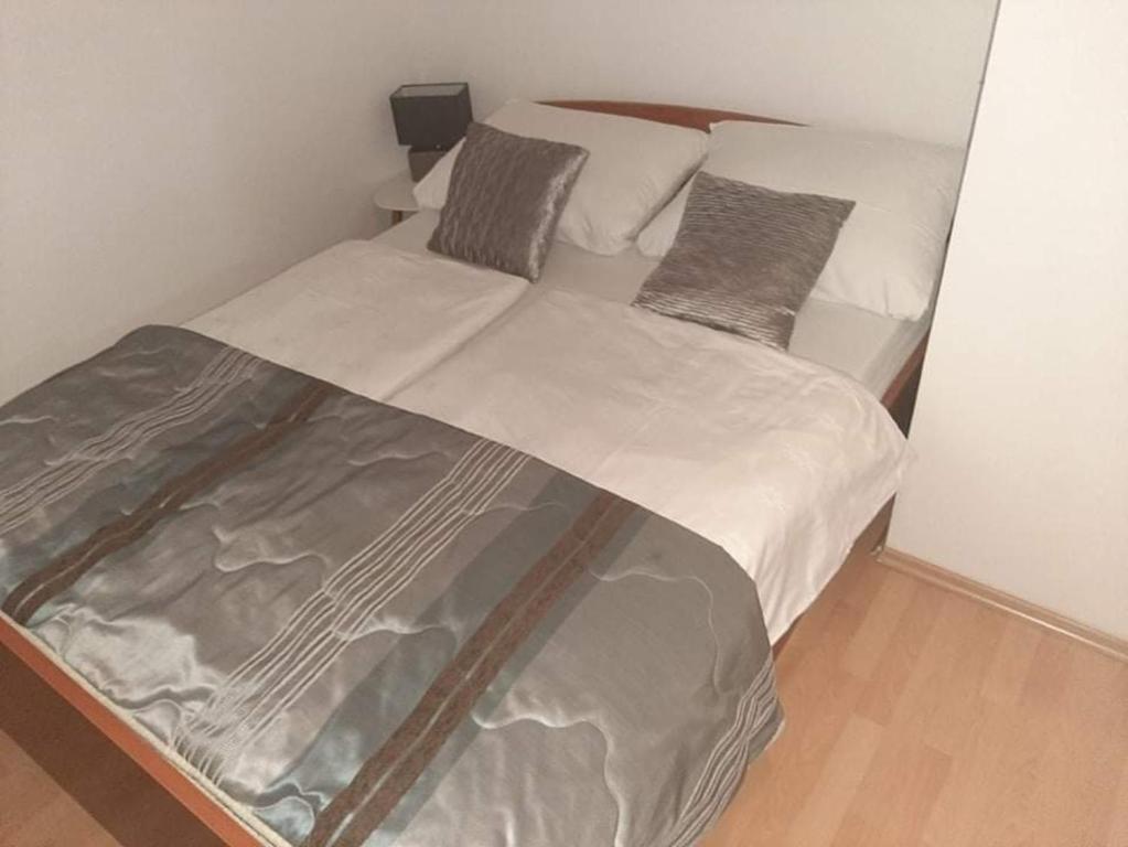 Katil atau katil-katil dalam bilik di Apartmani Vodice I