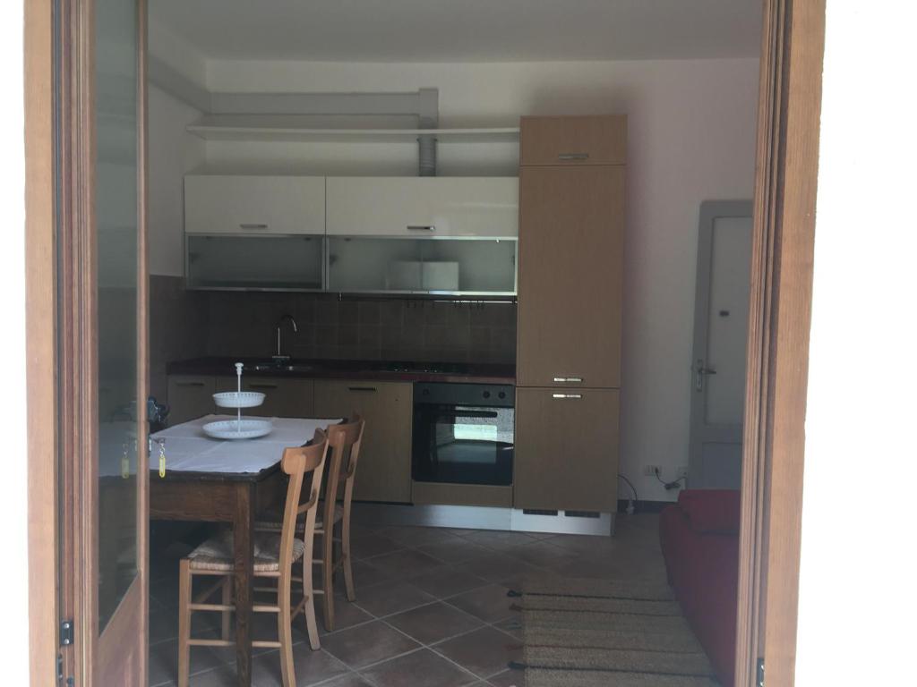 kuchnia ze stołem i krzesłami w obiekcie A casa di Andre’ w mieście Vara Superiore