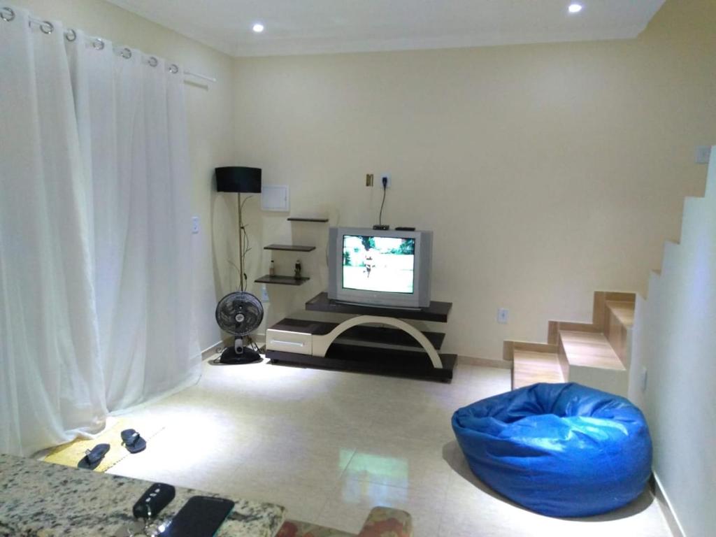 a living room with a flat screen tv and a couch at Casa Costa Azul - praça da Baleia in Rio das Ostras