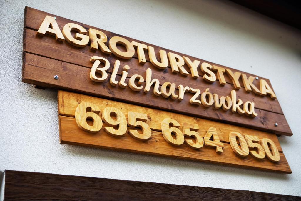 una señal en el lateral de un edificio en Agroturystyka Blicharzówka Noclegi - sauna w cenie pokoju, en Bukówka