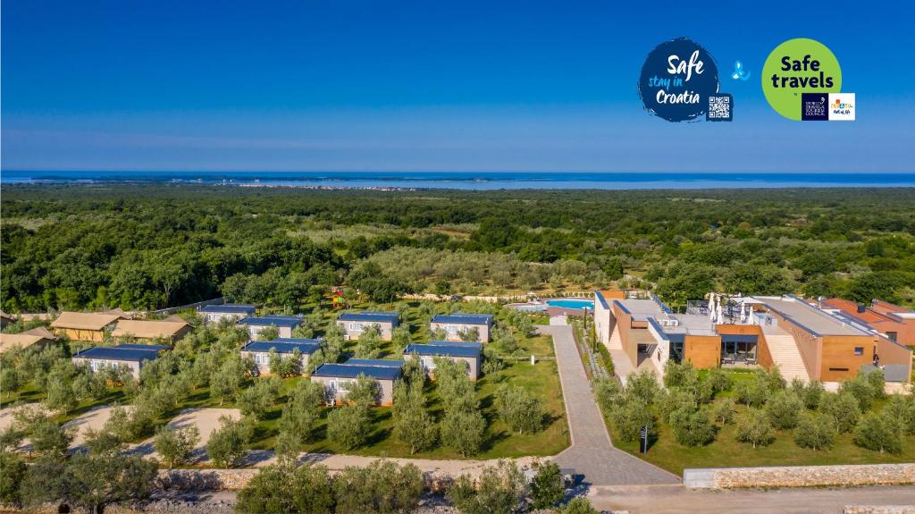 una vista aérea de un complejo con árboles y el océano en Papafigo Camping, en Vodnjan