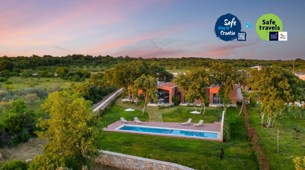 an aerial view of a house with a swimming pool at Villa Voliera, Papafigo Camping in Vodnjan