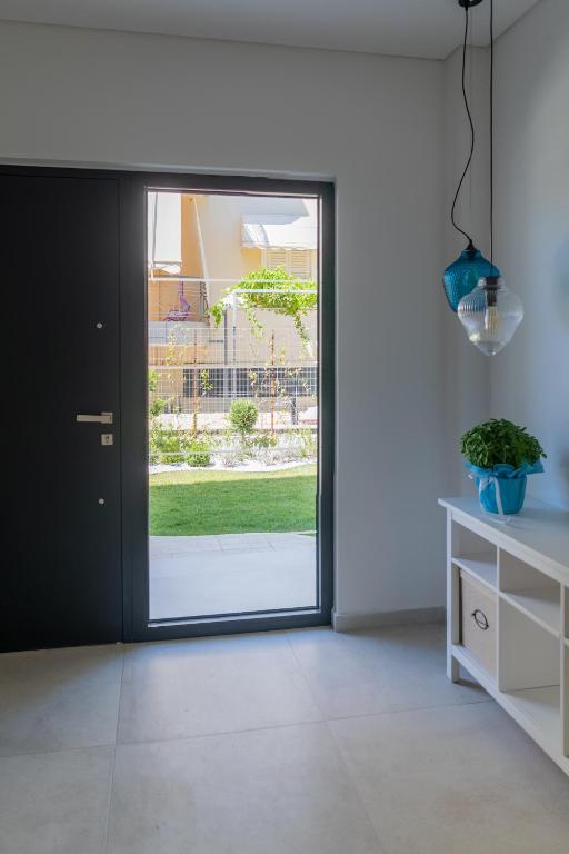Fotografie z fotogalerie ubytování Two Olive Trees - Deluxe Apartments v destinaci Psathopirgos