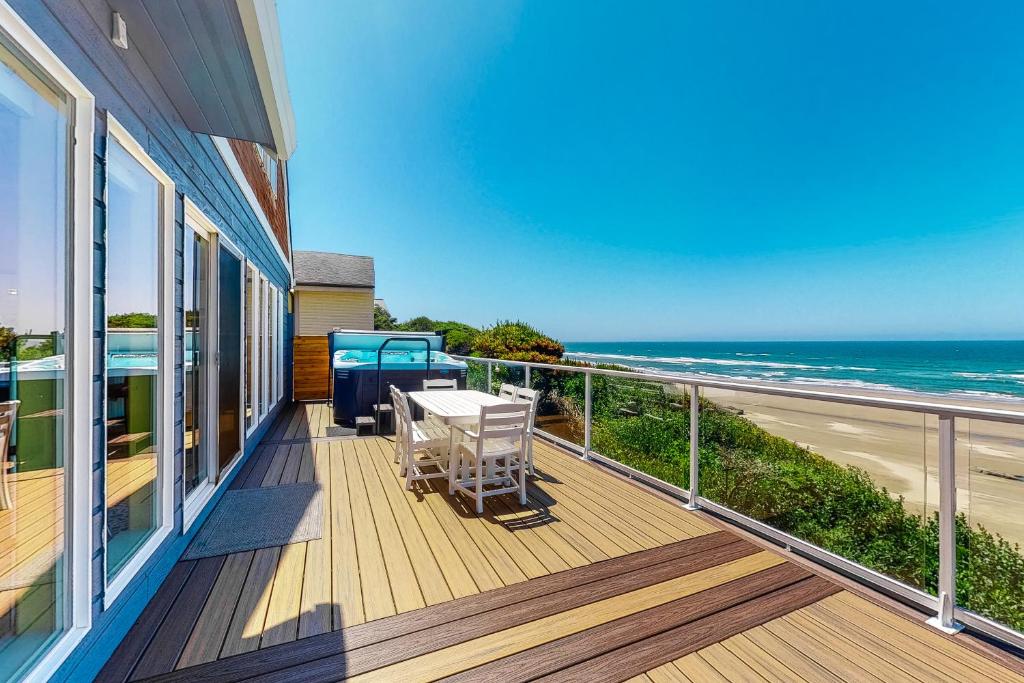 - un balcon avec une table et des chaises sur la plage dans l'établissement Marine View, à South Beach