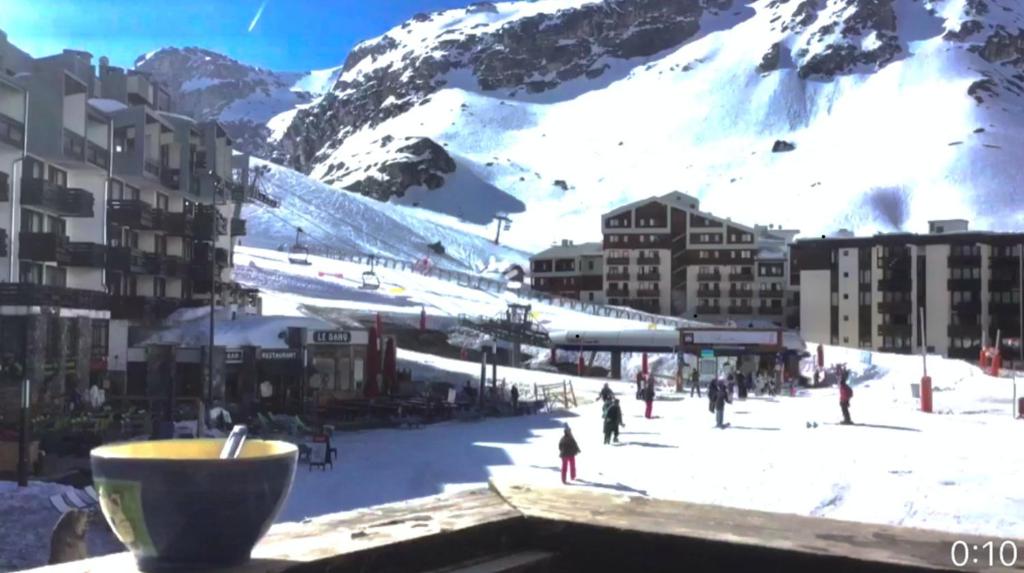 a view of a ski resort with a snow covered mountain at Studio 4pax Val Claret centre, skis aux pieds in Tignes