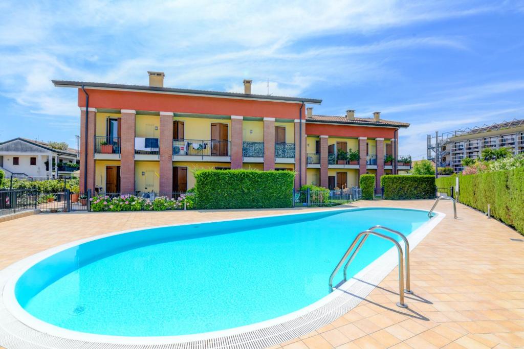 Bazén v ubytovaní Rosa del Lago Apartment alebo v jeho blízkosti
