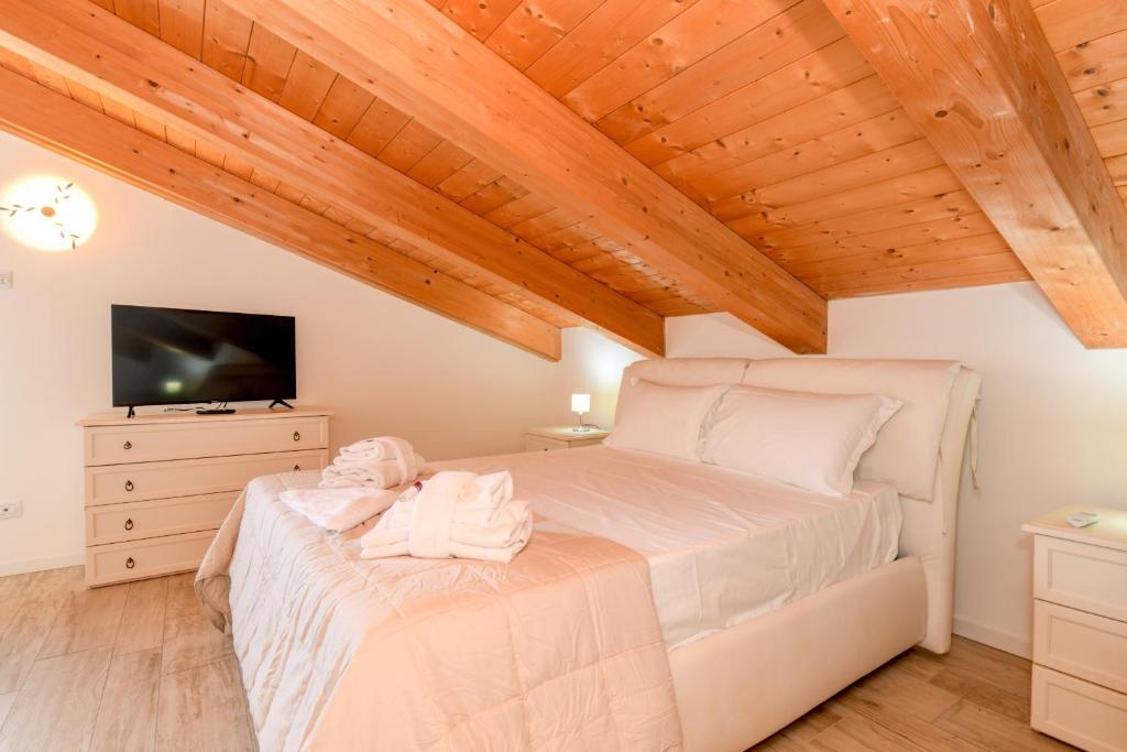 Posteľ alebo postele v izbe v ubytovaní Rosa del Lago Apartment