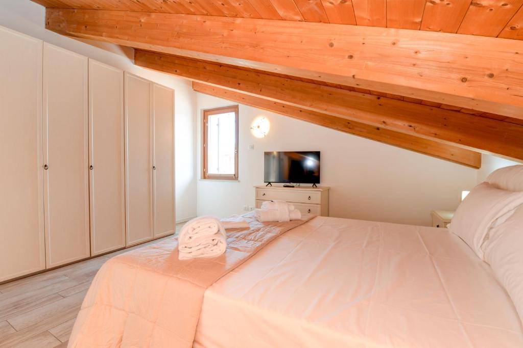 Posteľ alebo postele v izbe v ubytovaní Rosa del Lago Apartment