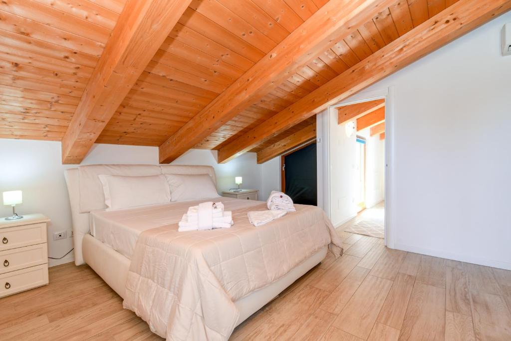 Posteľ alebo postele v izbe v ubytovaní Rosa del Lago Apartment