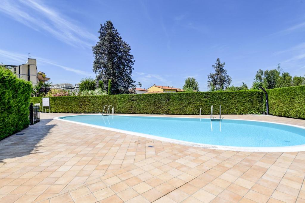 Bazén v ubytovaní Rosa del Lago Apartment alebo v jeho blízkosti