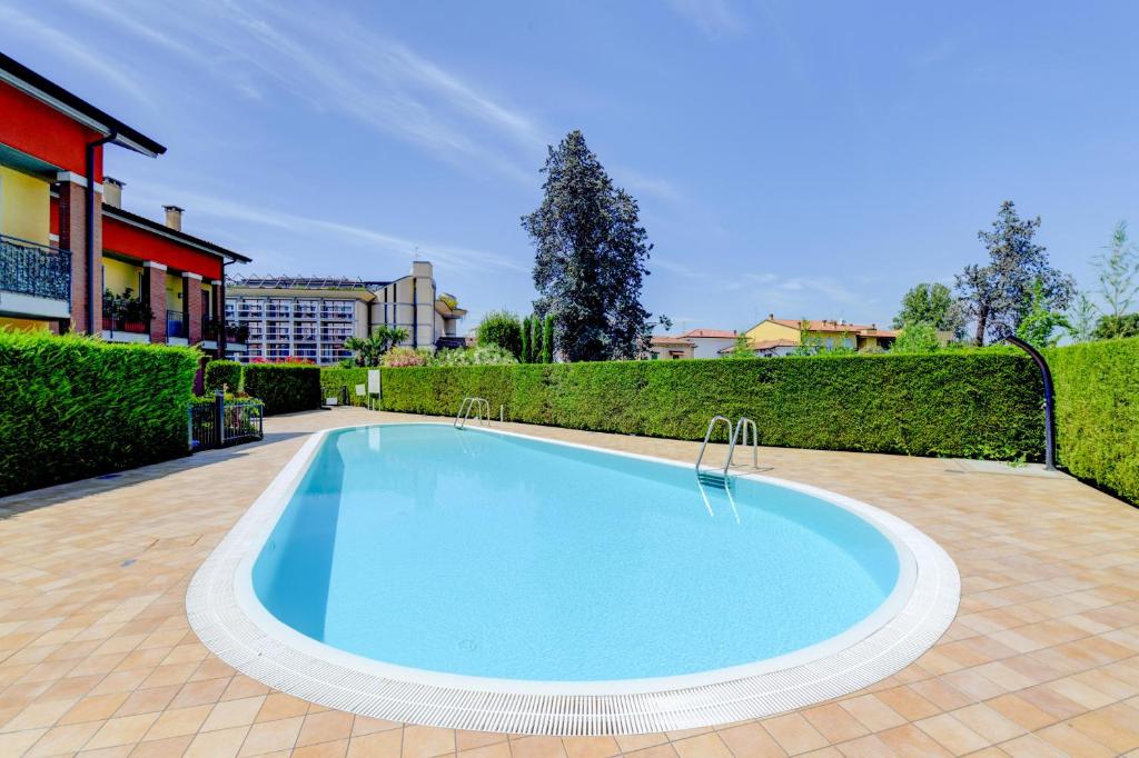 Bazén v ubytovaní Rosa del Lago Apartment alebo v jeho blízkosti