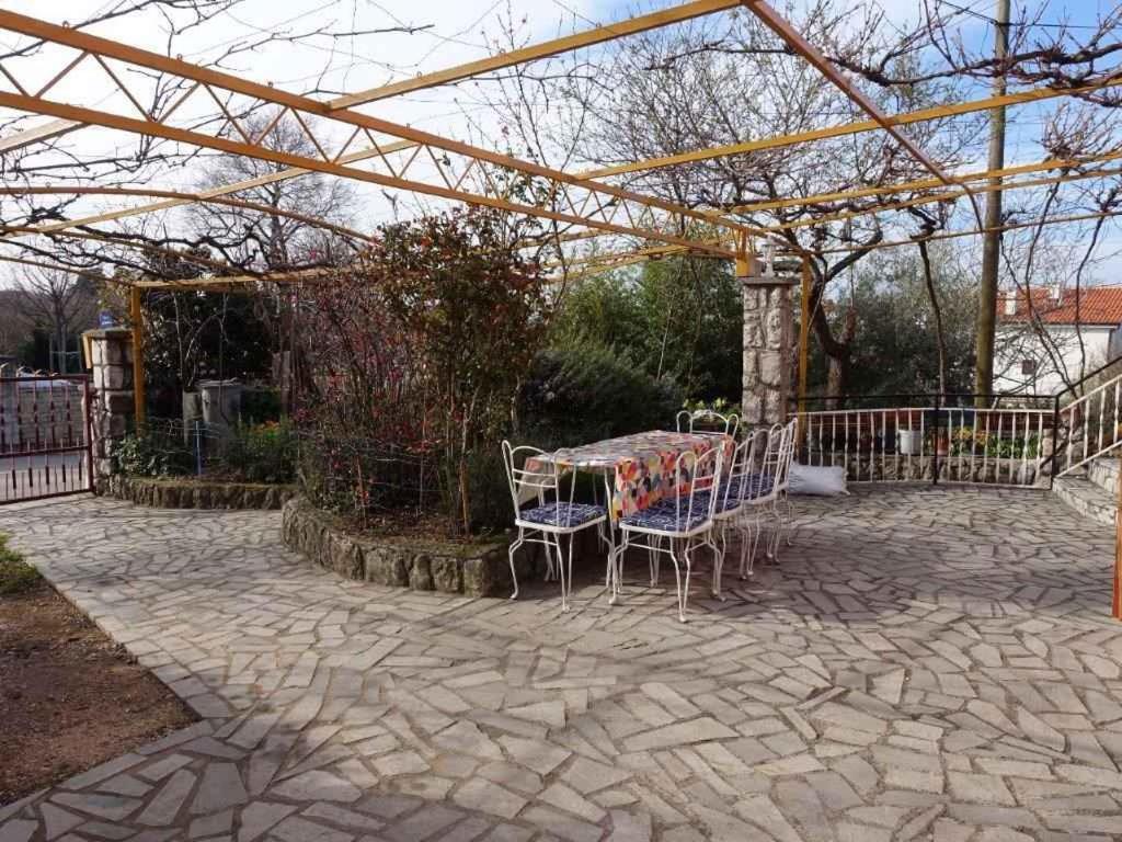 Vonkajšia záhrada v ubytovaní Apartment in Omisalj - Insel Krk 39736