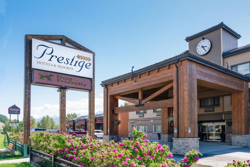 un hôtel avec un panneau devant un bâtiment dans l'établissement Prestige Inn Golden, à Golden