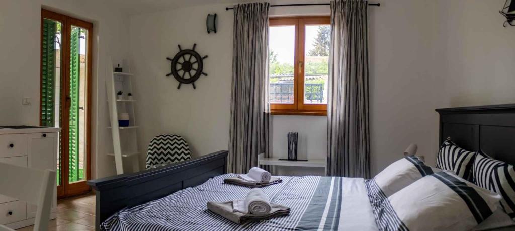 um quarto com uma cama com duas toalhas em Apartments in Zadar - Zadar Riviera 40411 em Zadar