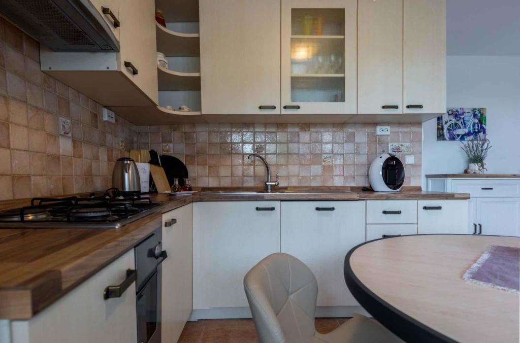 Kuchyňa alebo kuchynka v ubytovaní Apartments in Zadar - Zadar Riviera 40411