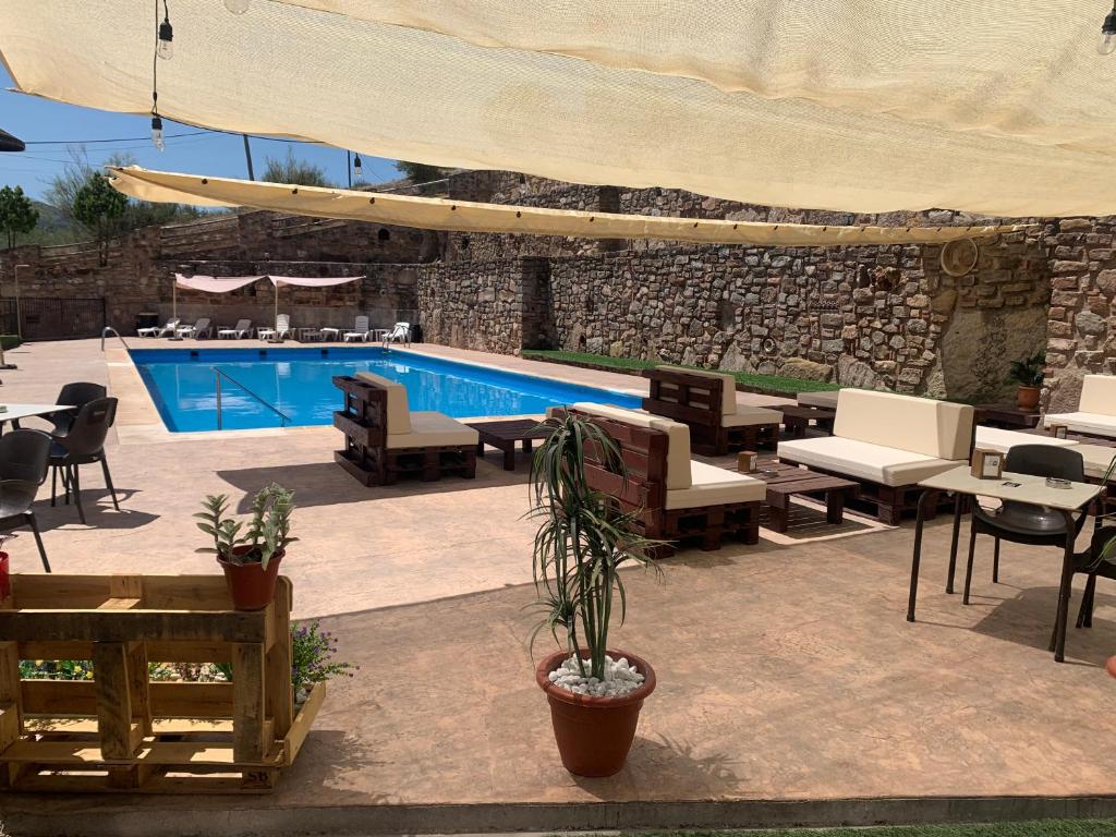 Bazén v ubytování Hotel Don Juan nebo v jeho okolí