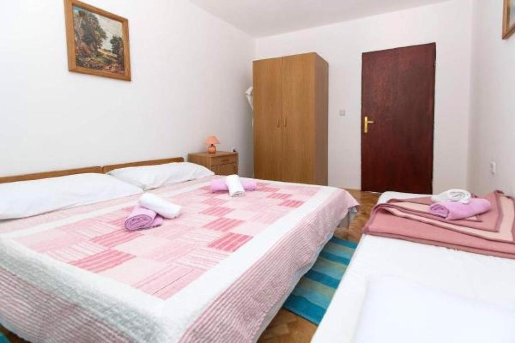 Posteľ alebo postele v izbe v ubytovaní Apartments in Dramalj 41212