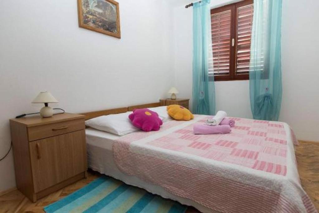 Posteľ alebo postele v izbe v ubytovaní Apartments in Dramalj 41212