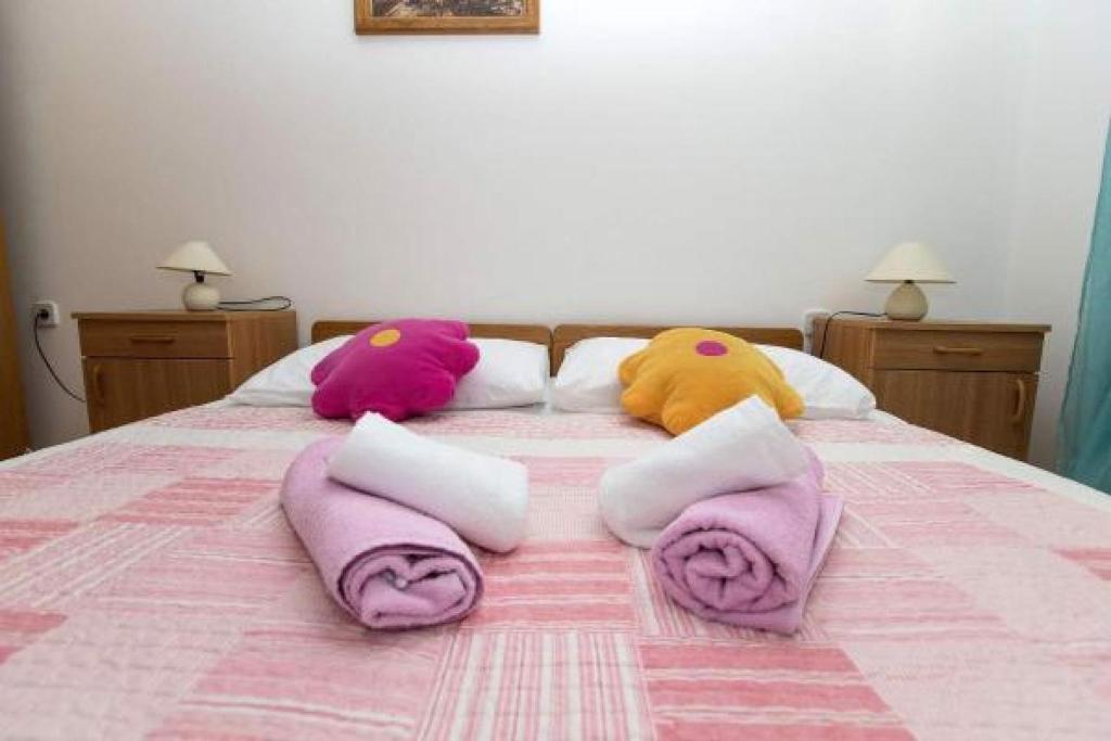 Posteľ alebo postele v izbe v ubytovaní Apartments in Dramalj 41212