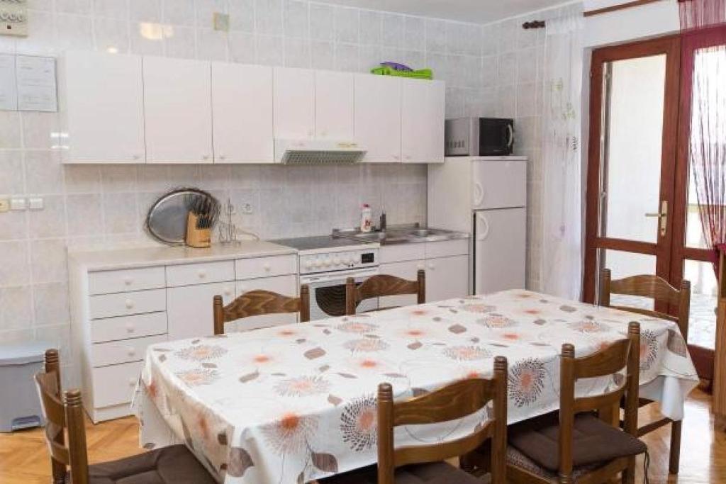 Kuchyňa alebo kuchynka v ubytovaní Apartments in Dramalj 41212