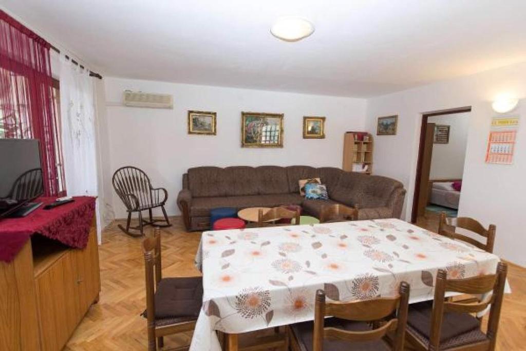 Televízia a/alebo spoločenská miestnosť v ubytovaní Apartments in Dramalj 41212