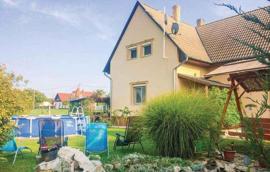 Vonkajšia záhrada v ubytovaní Holiday home in Balatonkeresztur 41050