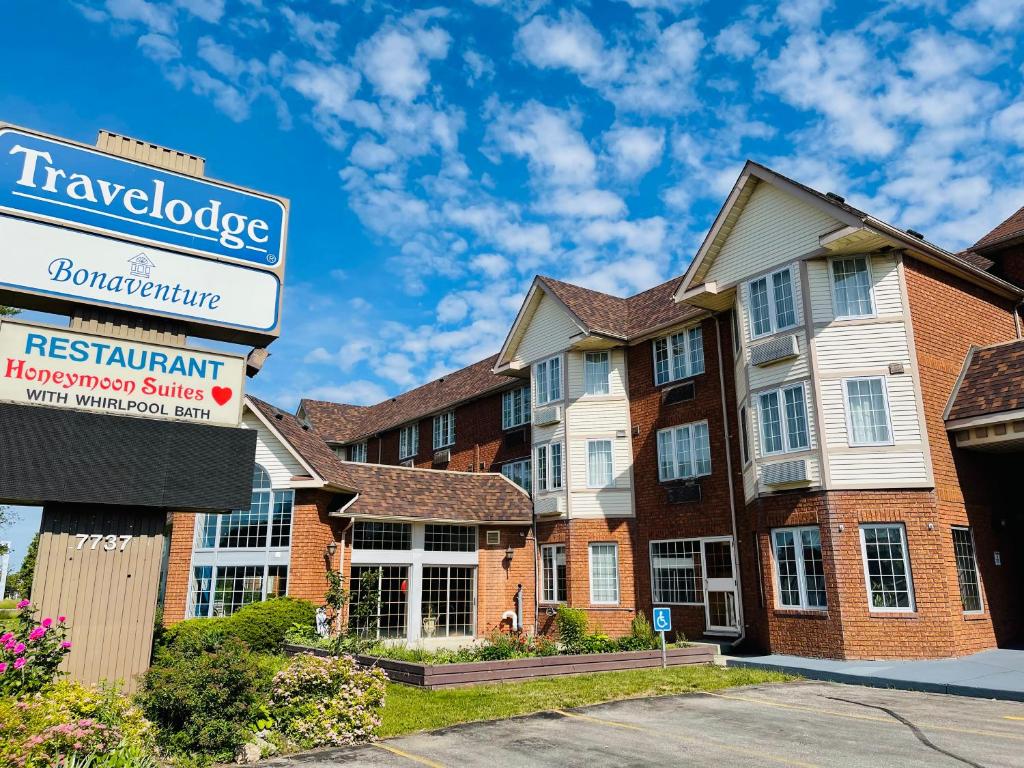 a building with a sign for a hotel at Travelodge by Wyndham Niagara Falls Lundys Lane in Niagara Falls