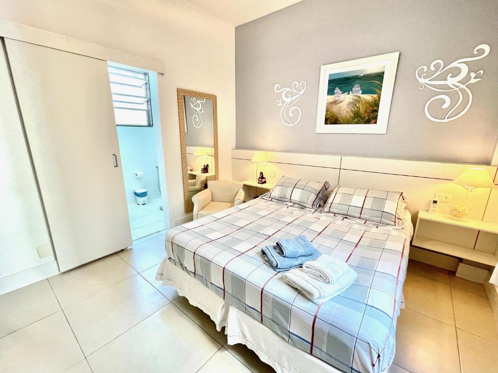 A bed or beds in a room at Point de Ipanema - 2 quartos