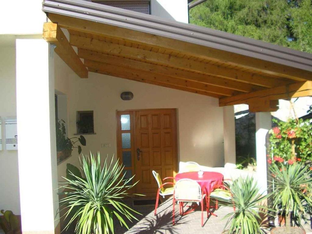 eine Terrasse mit einem Tisch und Stühlen vor einem Haus in der Unterkunft Apartment in Postojna 40258 in Postojna