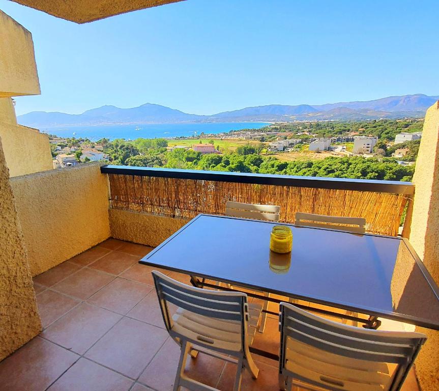 - une table de ping-pong sur un balcon avec vue dans l'établissement Porticcio - Casa Corsa, à Porticcio