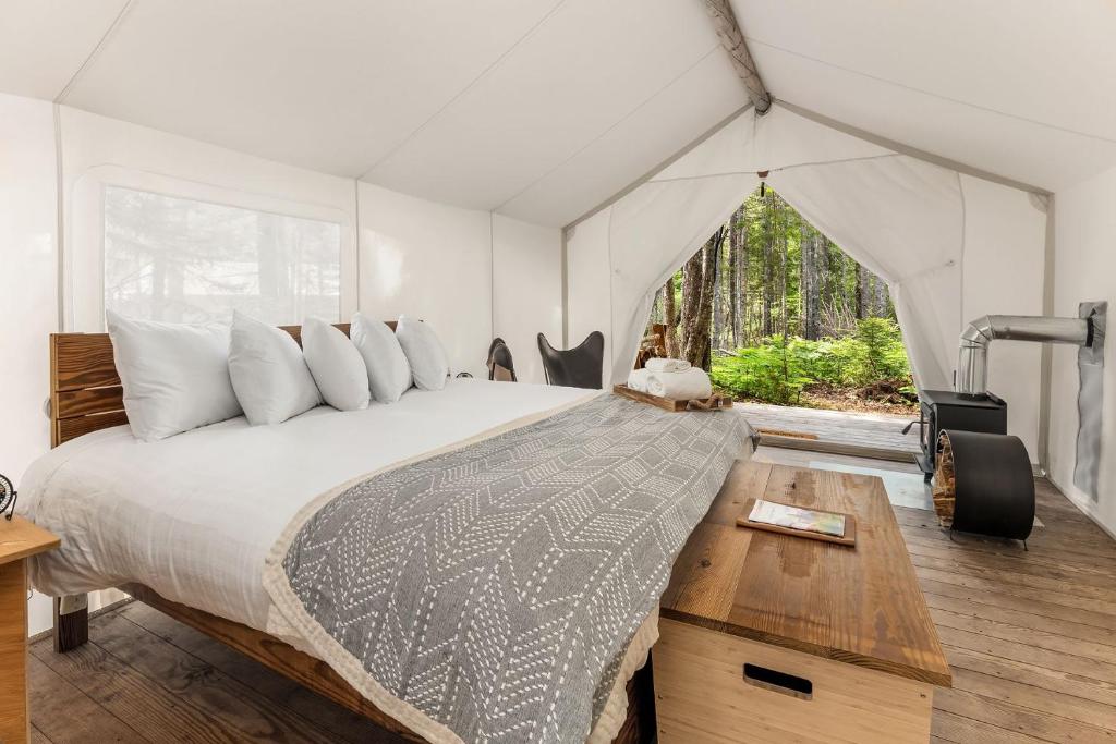 Postel nebo postele na pokoji v ubytování Under Canvas Acadia