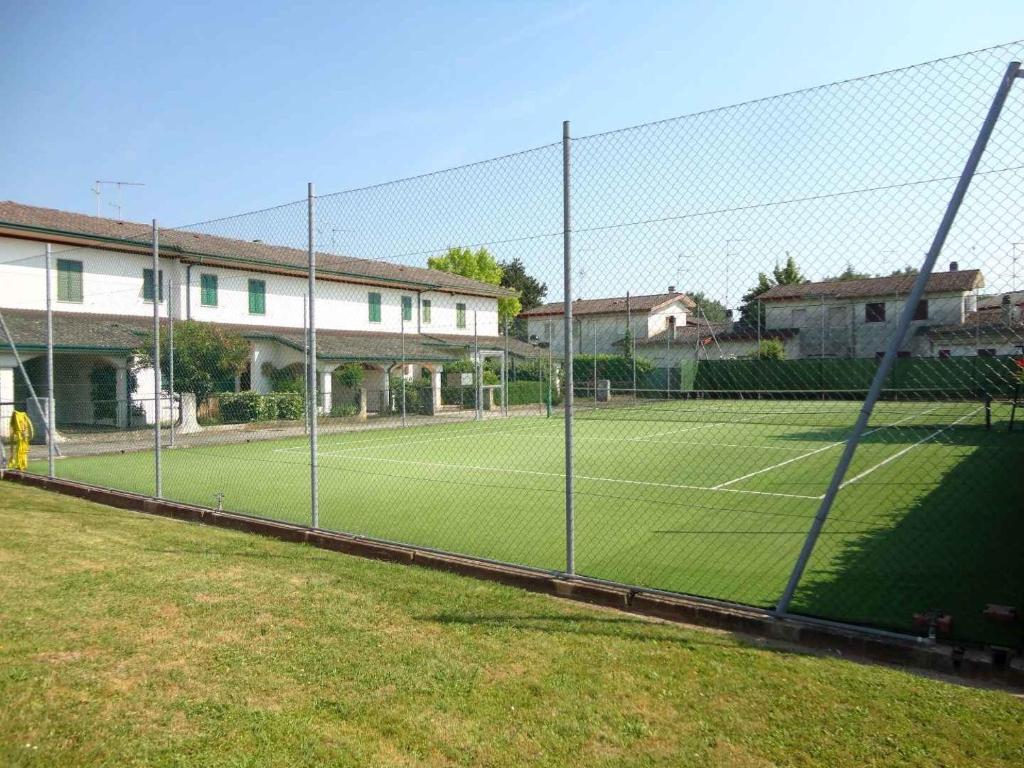 Tenis lub squash w obiekcie Holiday home Porto Santa Margherita 40177 lub w pobliżu