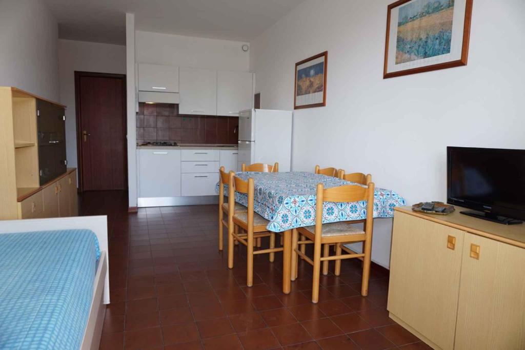 Кухня или мини-кухня в Holiday home Porto Santa Margherita 40283
