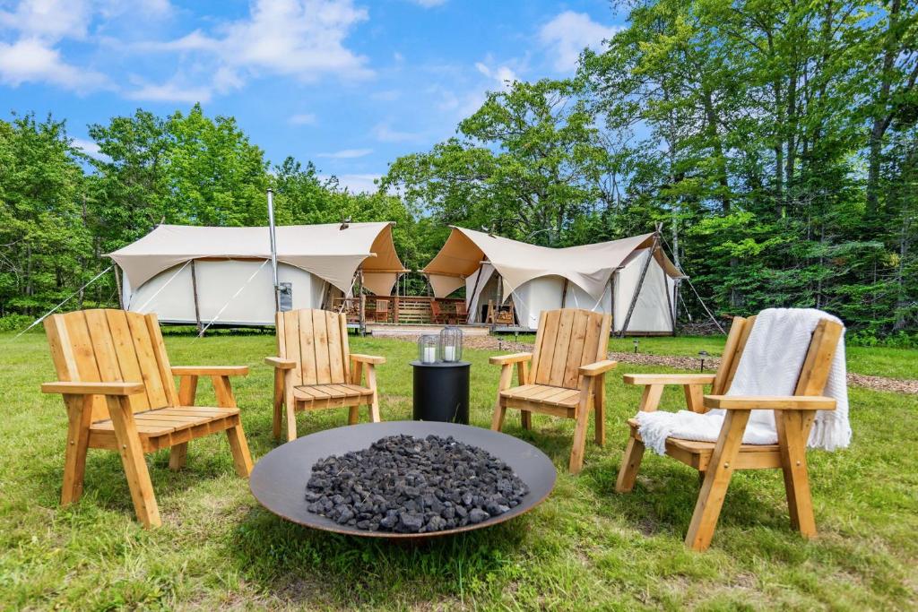 Zahrada ubytování Under Canvas Acadia
