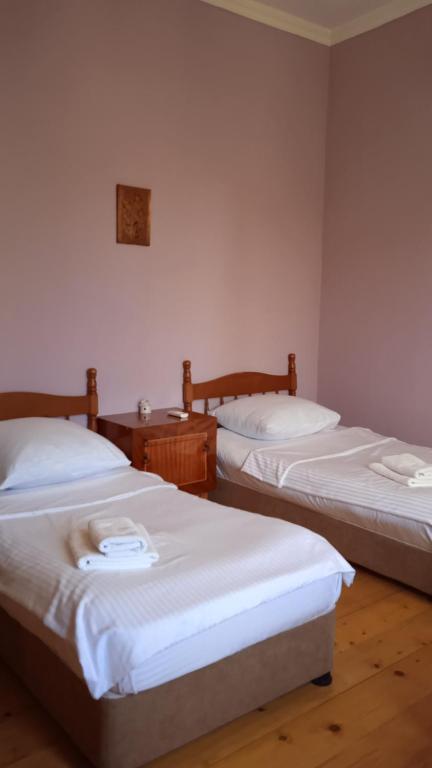 Rúm í herbergi á Sataplia District