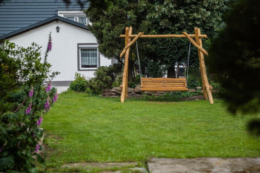 Vonkajšia záhrada v ubytovaní ENKLAWA NAD KWISĄ [APARTAMENT 2]