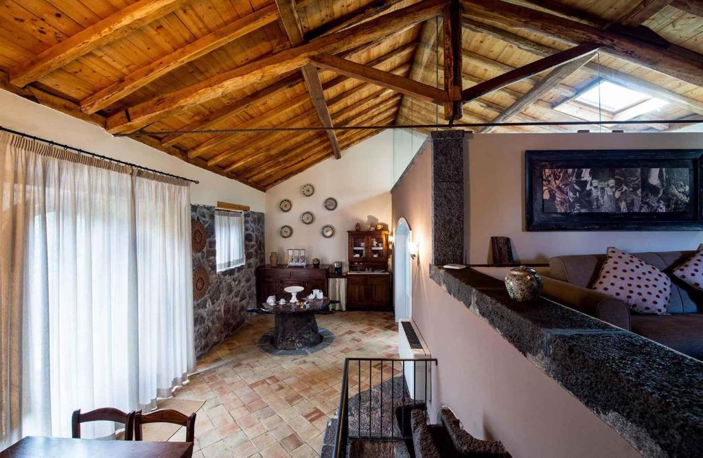 een woonkamer met een bank en een tafel bij Apartment in Linguaglossa/Sizilien 38022 in Linguaglossa