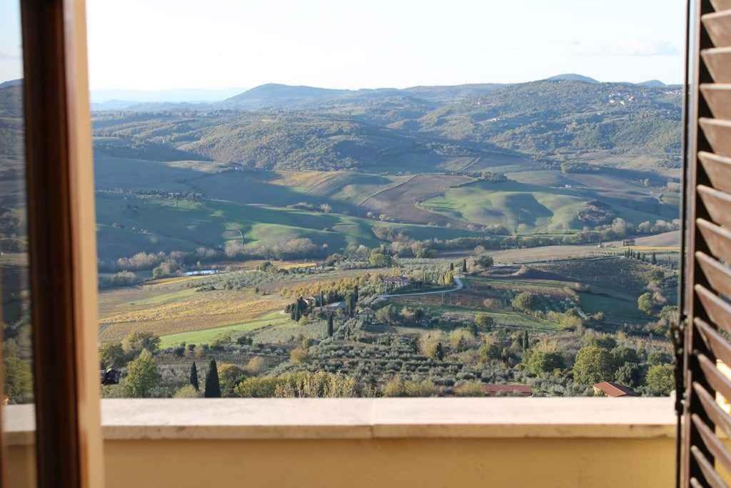 una finestra con vista sulla valle di Apartment in Montepulciano/Toskana 36647 a Montepulciano