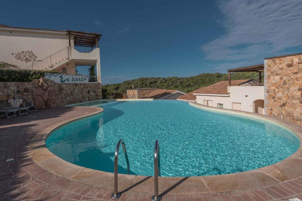 バージャ・サルディニアにあるHoliday home in Baja Sardinia 30356の青い水の大きなプール