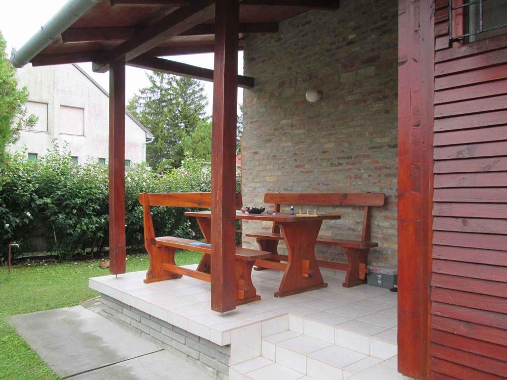 Zdjęcie z galerii obiektu Holiday home in Balatonfenyves 33374 w mieście Balatonfenyves