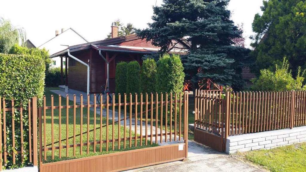 Zdjęcie z galerii obiektu Holiday home in Balatonfenyves 33374 w mieście Balatonfenyves
