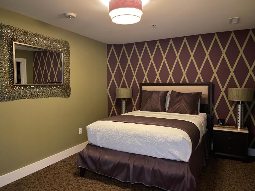 Postel nebo postele na pokoji v ubytování Culpeper Center Suites