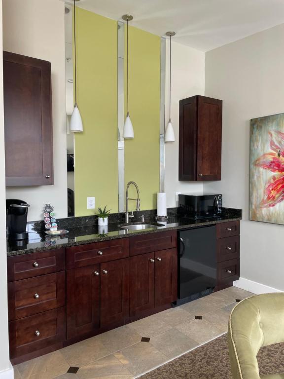 Kuchyň nebo kuchyňský kout v ubytování Culpeper Center Suites