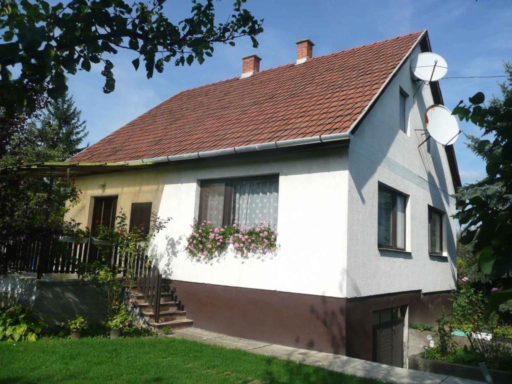 een wit huis met een bruin dak bij Holiday home in Agard/Velence-See 20586 in Gárdony