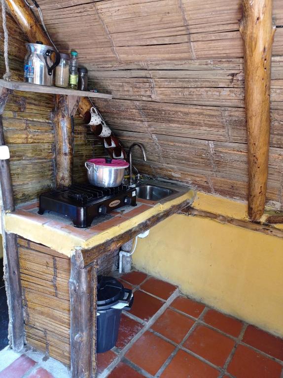Kuchyň nebo kuchyňský kout v ubytování Cabañas el Paraiso Sesquile