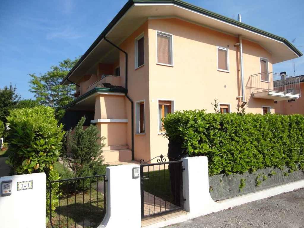 una casa con una recinzione di fronte di Apartment in Porto Santa Margherita 25147 a Porto Santa Margherita di Caorle