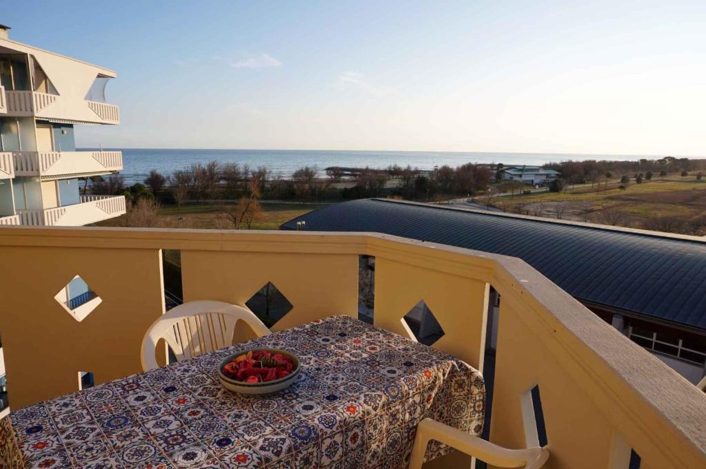 un tavolo con un cesto di frutta sul balcone di Apartment in Porto Santa Margherita 25673 a Porto Santa Margherita di Caorle